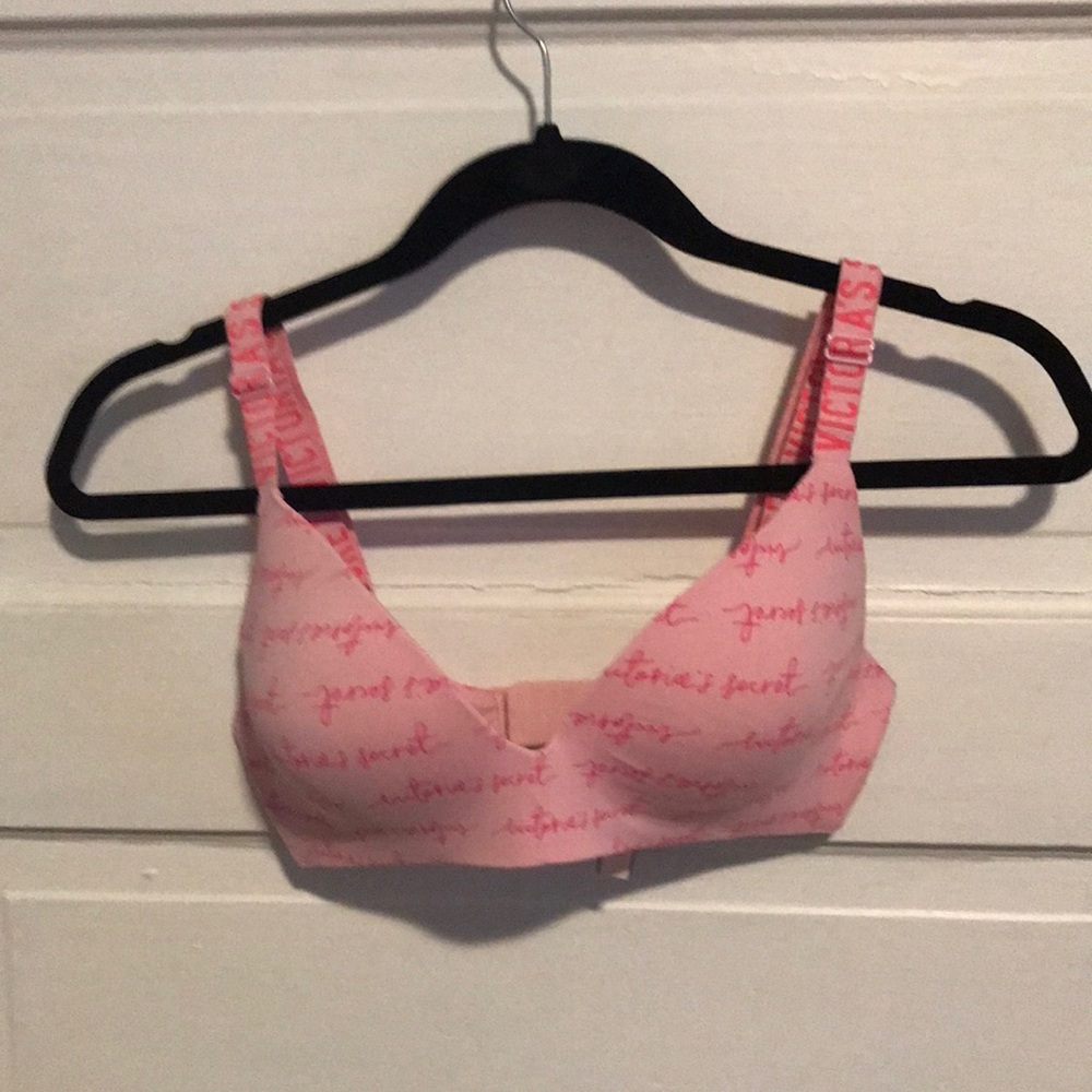 NWOT Victoria’s Secret Wireless Lightly Lined T-Shirt Bra